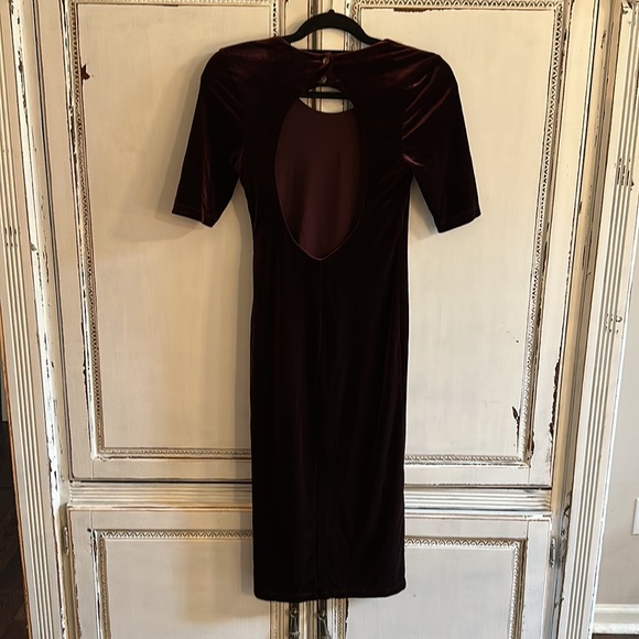 026: H&M, size 4, maroon, velvet, open back, cocktail dress. - Picture 2 of 4